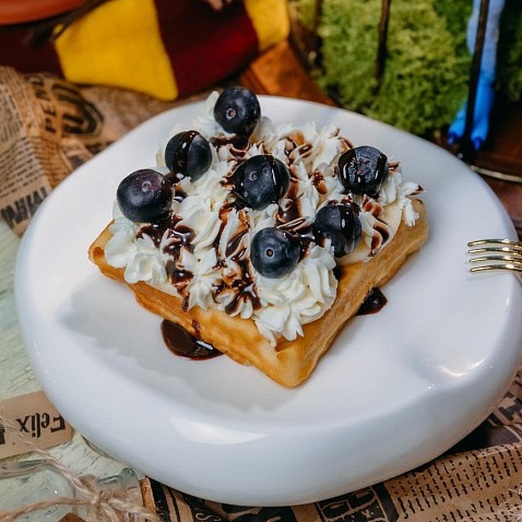 Вафли с бананом, ягодами и сливочным кремом