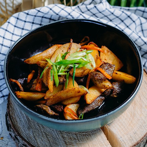 Говядина карри с картофельными дольками