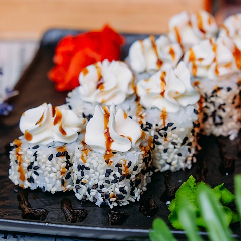 Роллы с ананасами и курицей