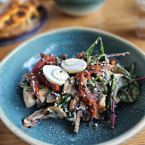 Салат с курицей, грибами и вялеными томатами