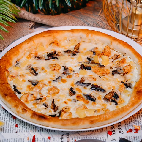 Пицца с ананасами