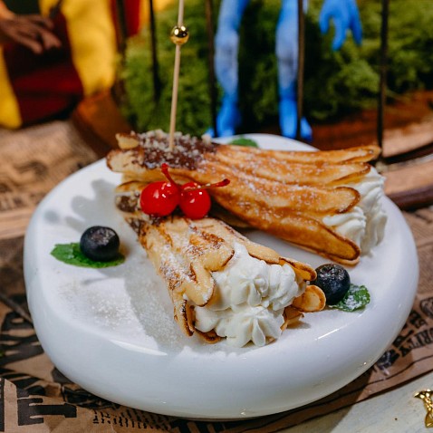 Вафли с шоколадом, сливками и грецким орехом