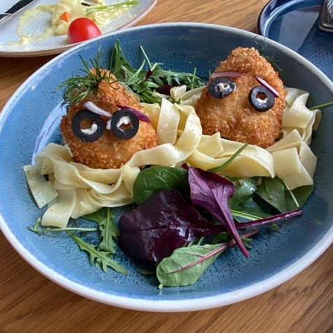 Куриные котлеты с фетучини и миксом салата